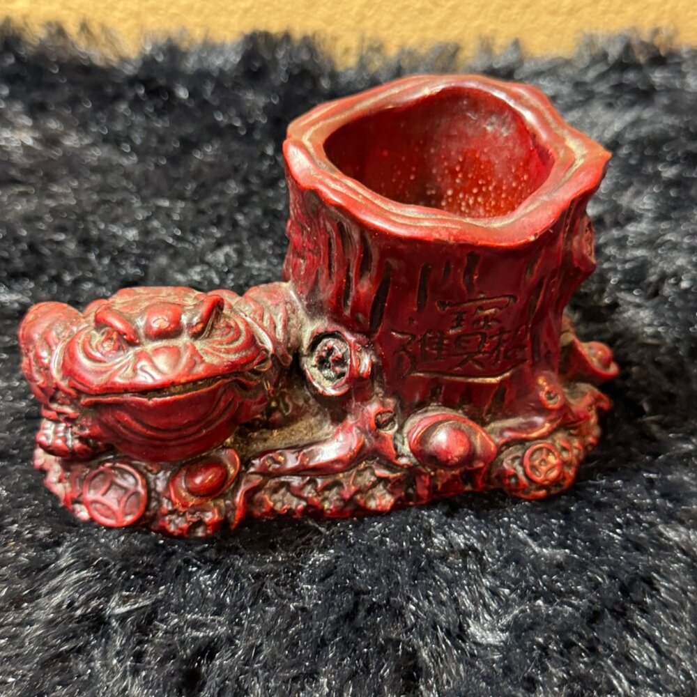 Red Resin Feng Shui Wealth Frog Pen Holder With Tree Stump Design